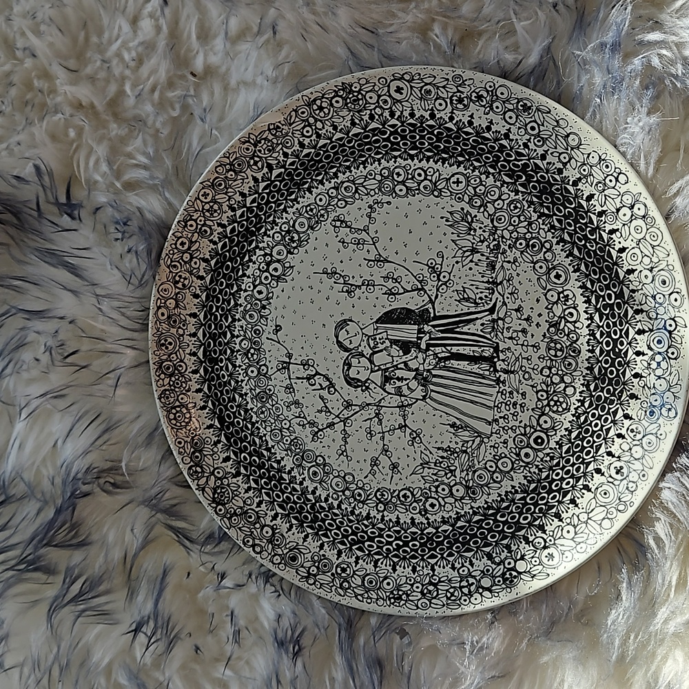 Dutch decorative plate. Couple reading POE.